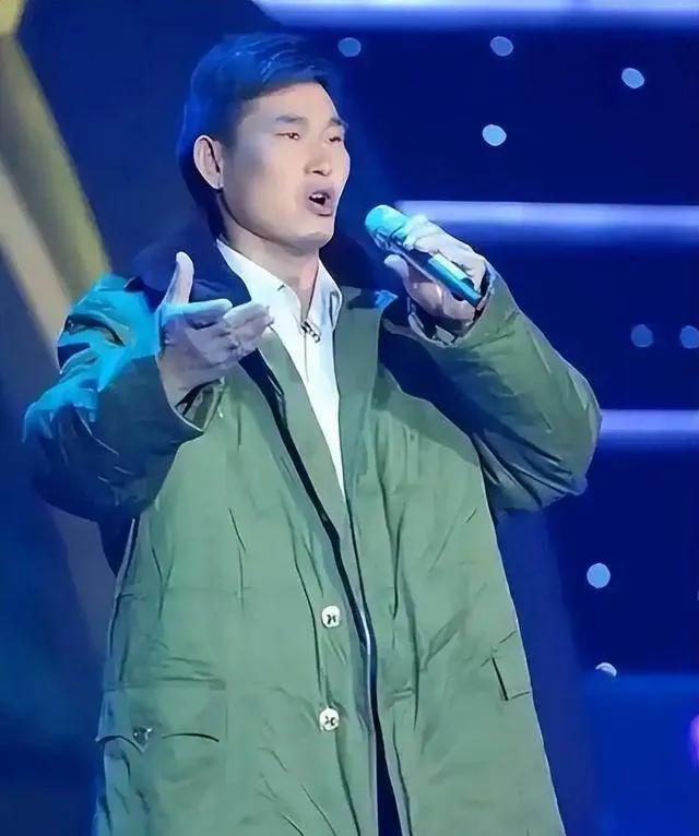 一首《滚滚长江东逝水》火遍全国，大衣哥唱功究竟如何？一身军大衣，一曲老歌，将