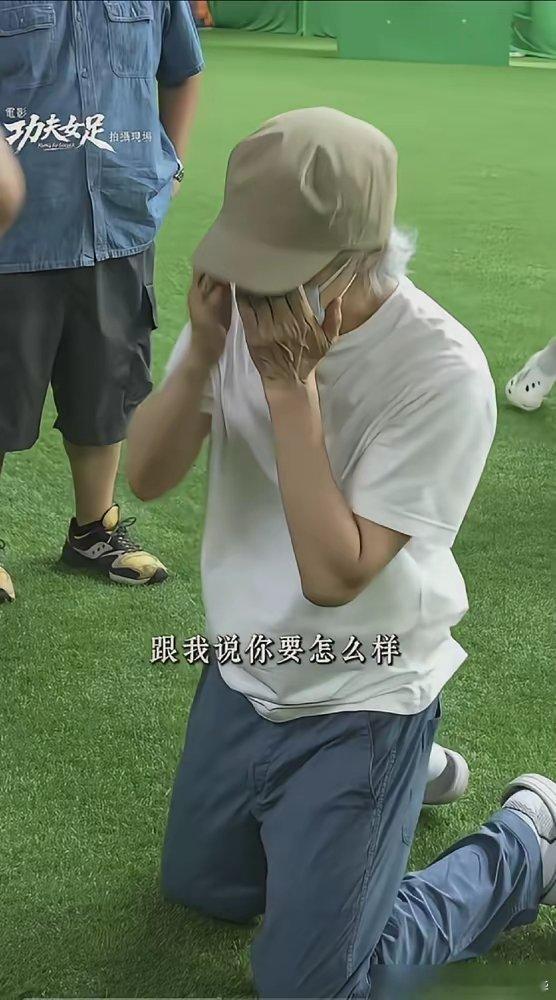 片场暴君周星驰，竟然被一个龙套演员戳穿了老底。一个叫丧彪的特约演员，最近出来说话