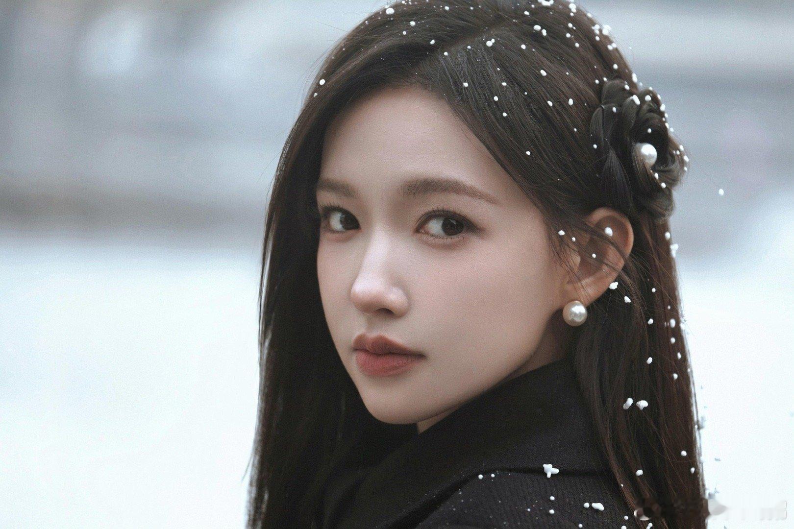 黑裙+落雪=程潇的冷感美学，美得像帧电影截图