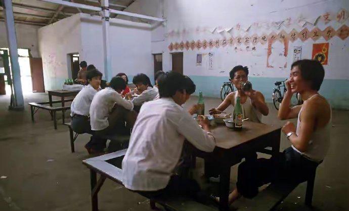 1985年，杭州丝绸厂的工人在食堂吃饭。杭州丝绸厂是国营工厂。这也是国营工厂食堂