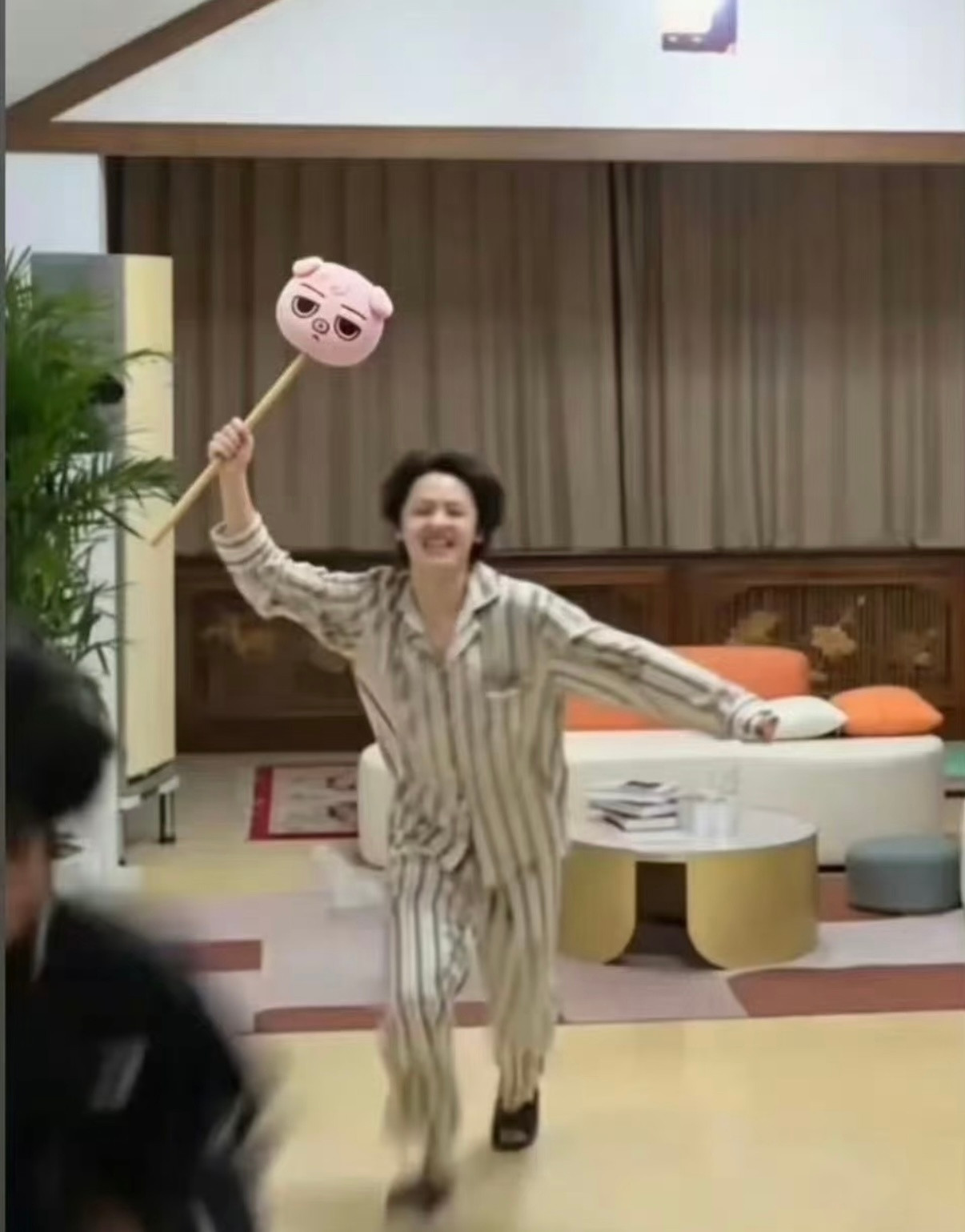 张奕然来了也要买Demo棒槌的三个理由：想要防身的可以买这个棒槌想要放松的可以