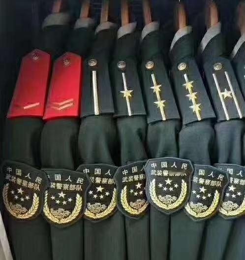 你觉得这一排子衣服放一起，这是提干的军官还是自己考军校上的呢？
