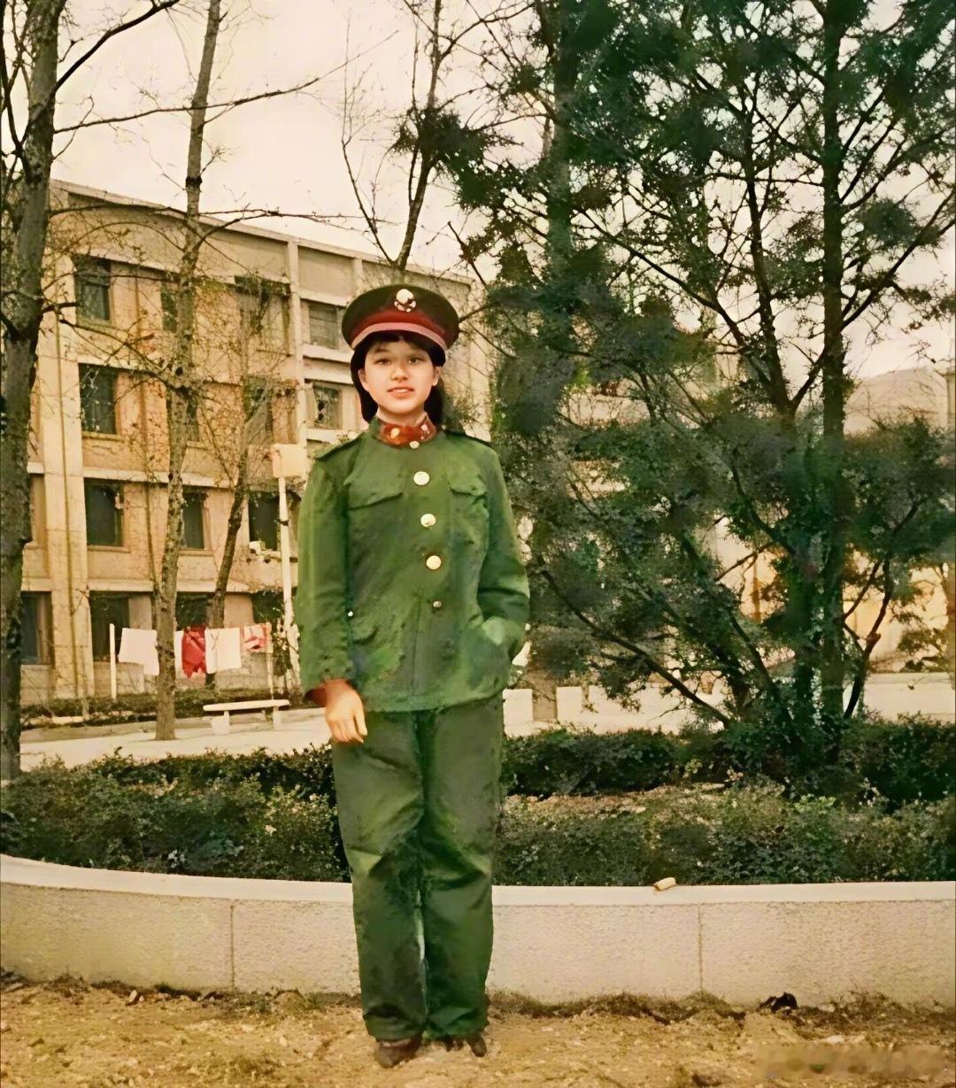 韩红说以前是校花，我本来不信。结果一看18岁军装照，对不起，是我有眼无珠