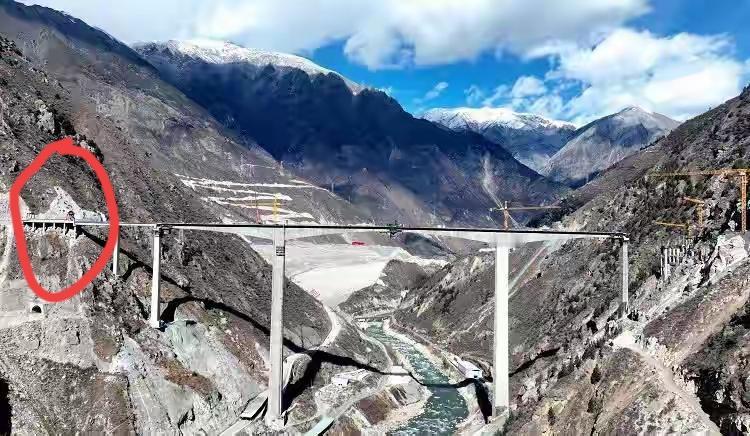 [惊恐]阿坝马尔康“红旗桥”，建成没多久就“垮塌”了…大家都问~不会是“豆腐渣”