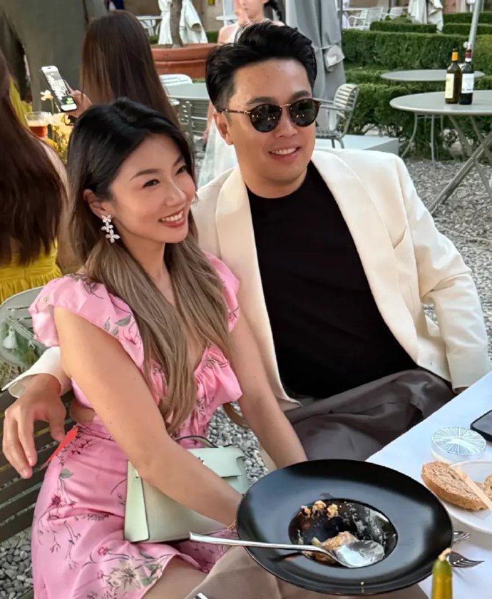 程晓玥参加闺蜜婚礼，H型身材，硕士老公高大帅气！