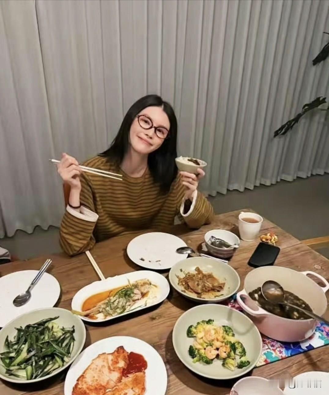 何穗吃着陈伟霆做的家常菜，唐艺昕吃着张若昀做的爱心便当……一个和谐稳定的家庭，还