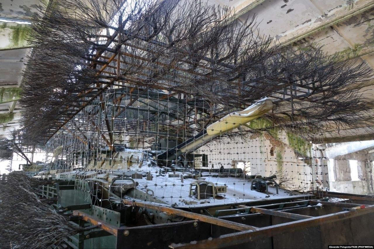 俄军疯狂的麦克斯版BMP-3步兵战车，安装了附加装甲套件，顶棚、车顶钢缆束、车首