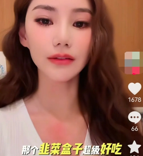马筱梅说:“小杨阿姨做的韭菜盒子超好吃，如果她无聊的话，可以去卖韭菜盒子。”一旁