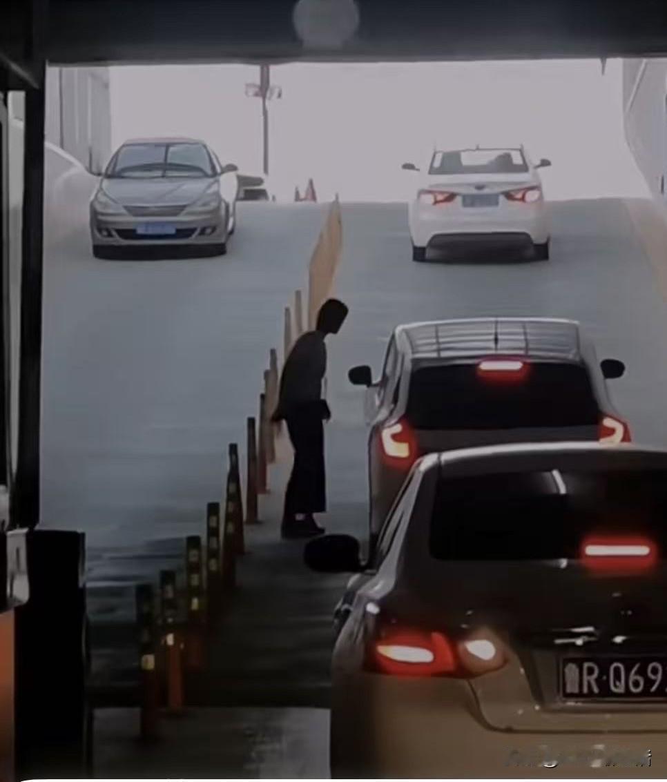 新手司机的噩梦！半坡起步真能逼疯人新手司机最怕啥？必须是半坡起步！这