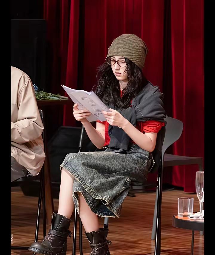 永远臣服于张子枫的淡泊，宁静，温柔和浪漫。她从小在娱乐圈长大，多少双眼睛看着她长