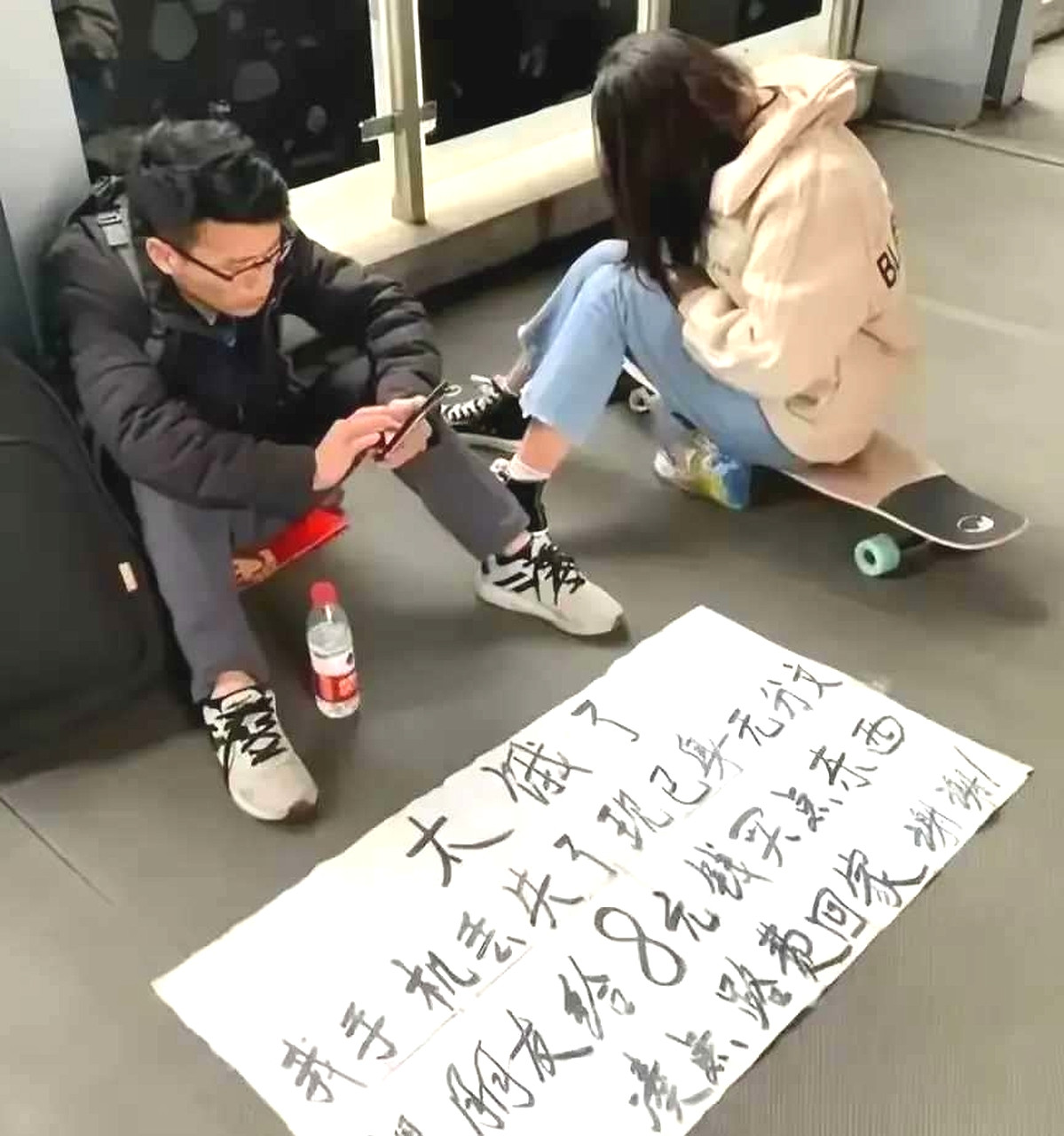大街上遇到这样的人，你会帮助他吗？
