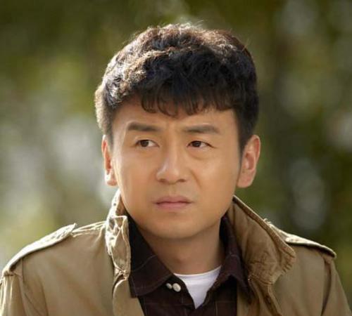 演员雷佳音说：我14岁就长到了1米79，那时候太叛逆了，在操场上支锅涮羊肉，早恋