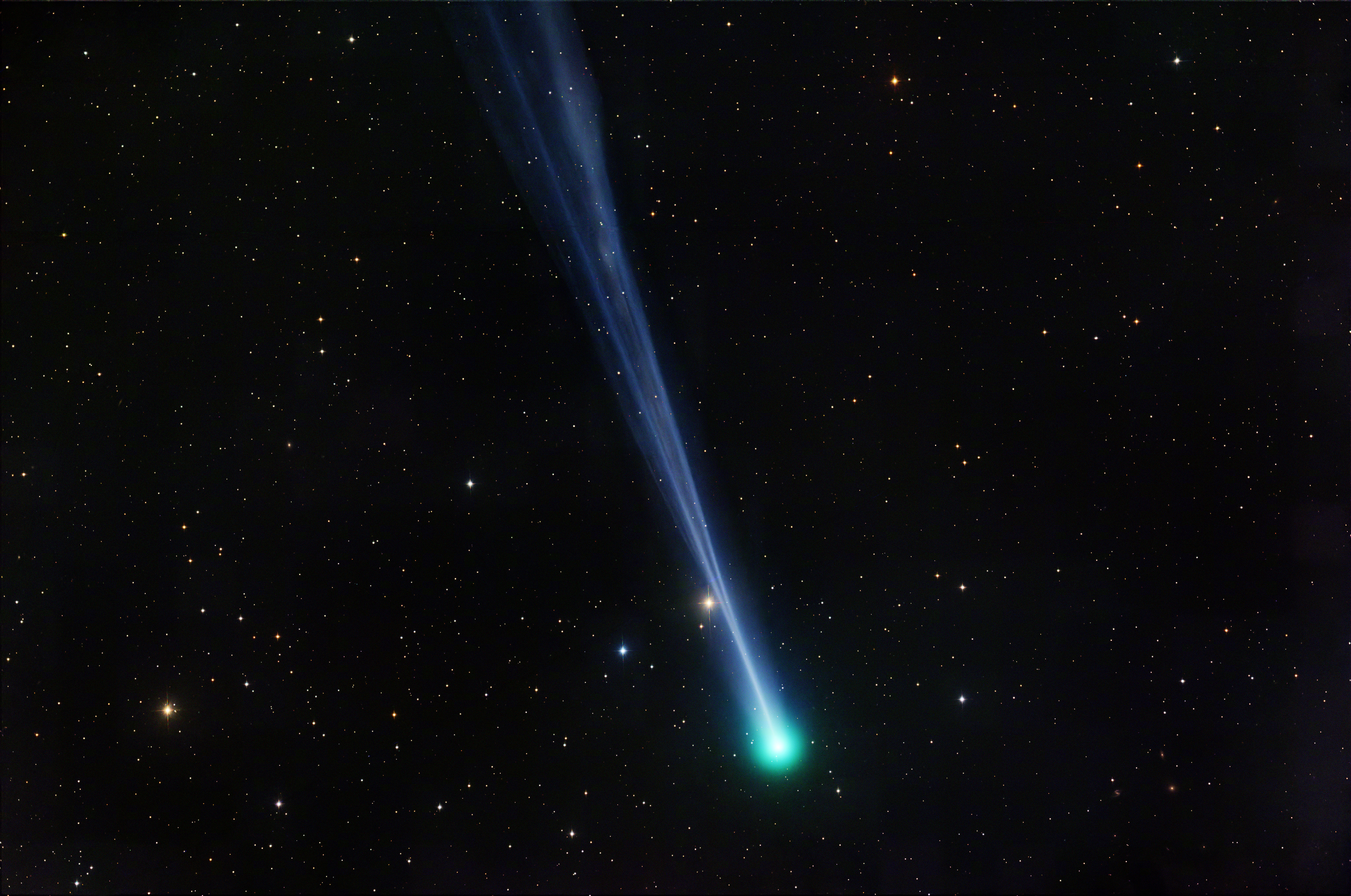 这是昨天早上拍的C/2025R3泛星彗星（图一）。这颗来自奥尔特云的长周期彗