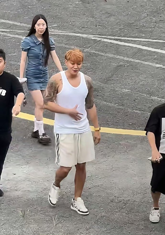 黄子韬现在长这样了？这是婚后发福了还是增肥了？​​​