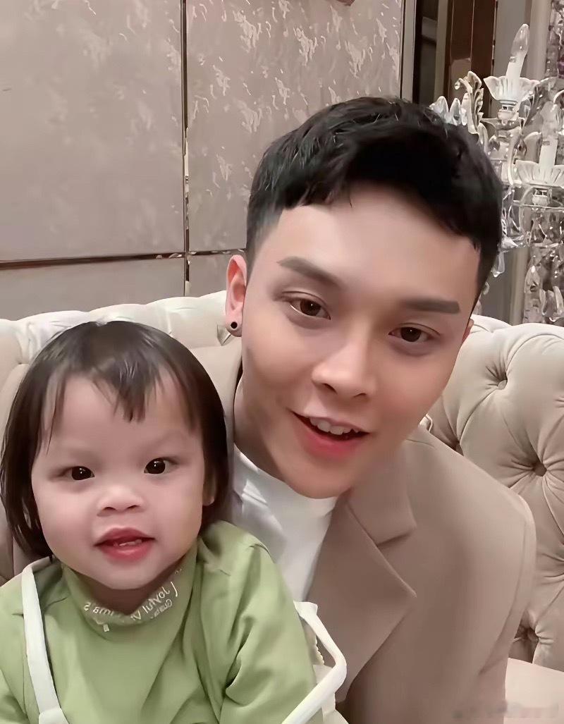 直到看见韩安冉的二胎女儿，我才意识到给孩子找一个好看的爸爸有多重要。​​​