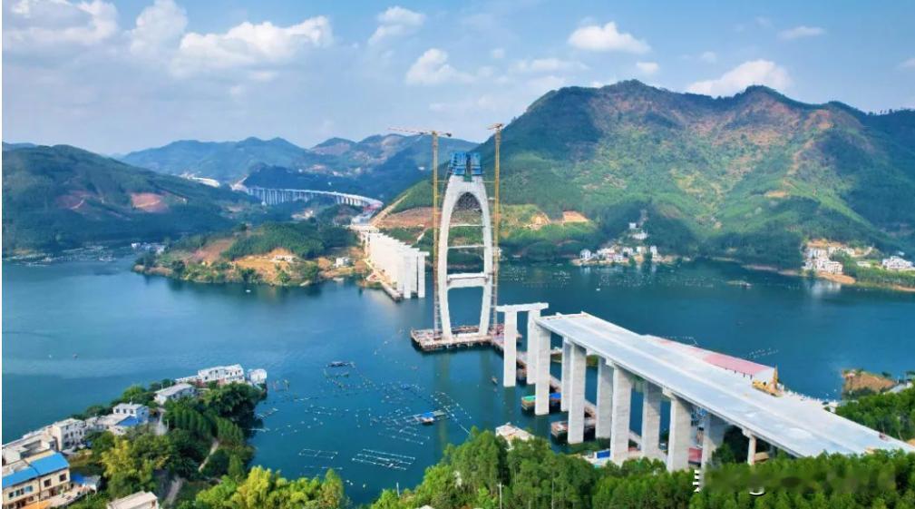 广西的高速公路美如画，但建设过程却异常艰难。我们开车去旅行时，遇见隧道，一片