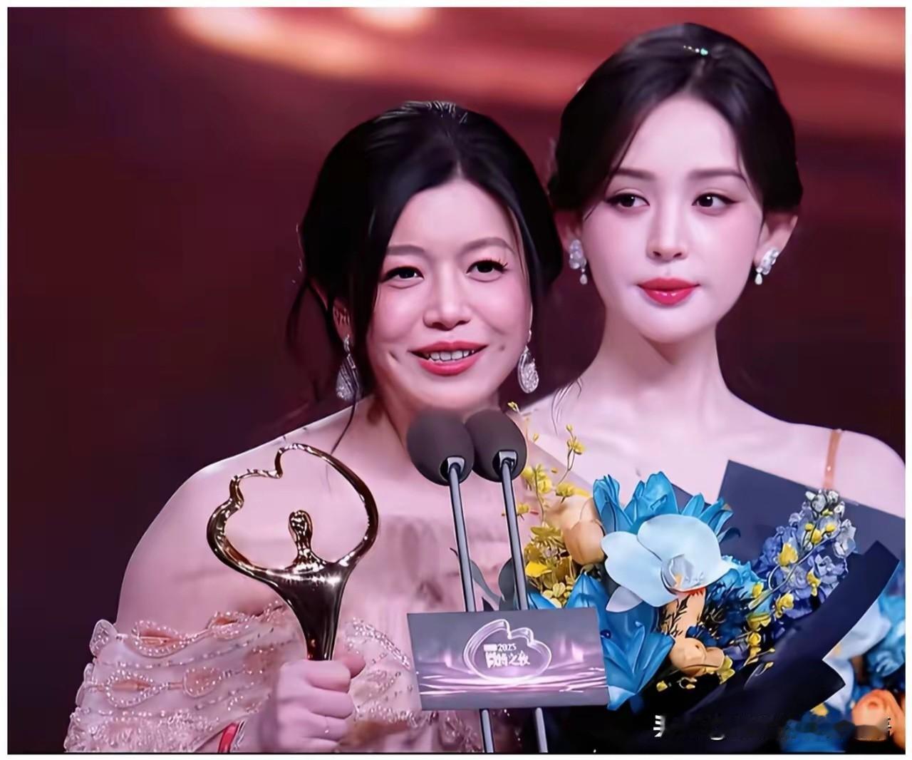 人是不能比的，单看陈妍希是很年轻，但合影20多岁和40多岁，还是一目了然，这世界