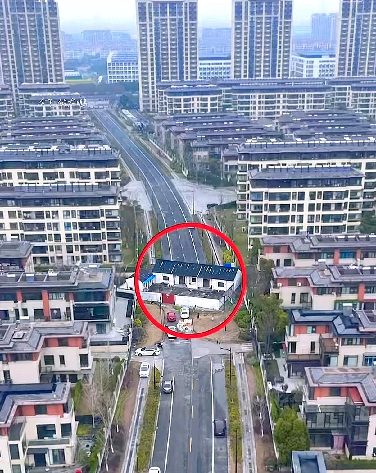 这房主当得是真窝囊，一顶“钉子户”的大帽子扣下来，好像成了市政建设路上的绊脚石。