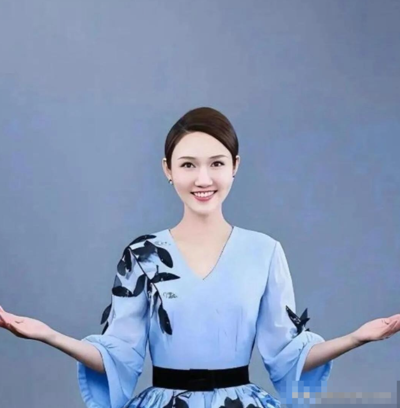 龙洋主持的诗词大会虽然很一般，可她这一张脸蛋，却挺耐看的，比董卿好看，笑起来挺温