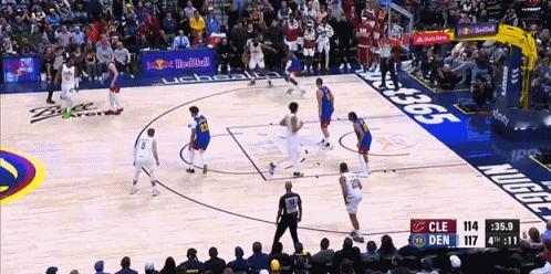 裁判就差没穿掘金球衣了！掘金的主场哨真无敌这么明显的绊腿都不吹吗？哈登最后