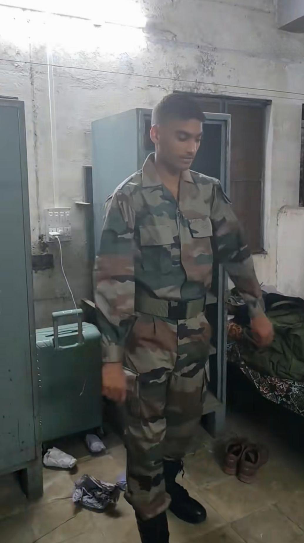 看到一位博主发的印度某普通兵营宿舍视频，确实有点吃惊！他们没有上下床铺，而是