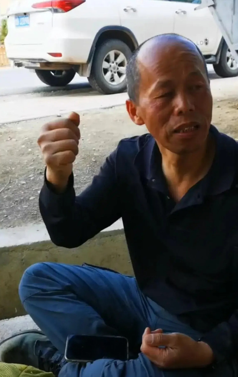 来看“滑翔伞被云吸”事件主人翁真容咱就说这位“六爷”牛不牛？！我国一名滑翔伞