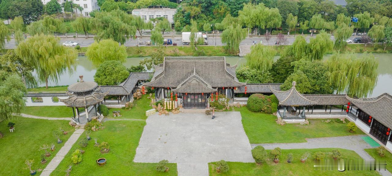 扬州大运河文化旅游度假区·盆景园坐落于邗江区瘦西湖路12号，地处大虹桥路与北护城