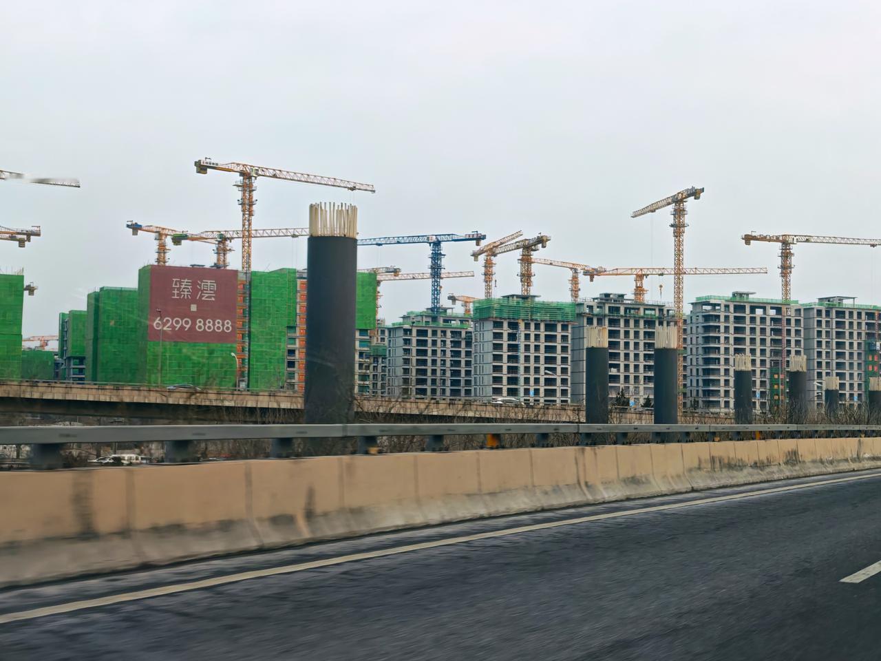 今年一线城市房地产的复苏，也许功劳的百分之十有牢A。不少打算卖房拿钱移民留学的家