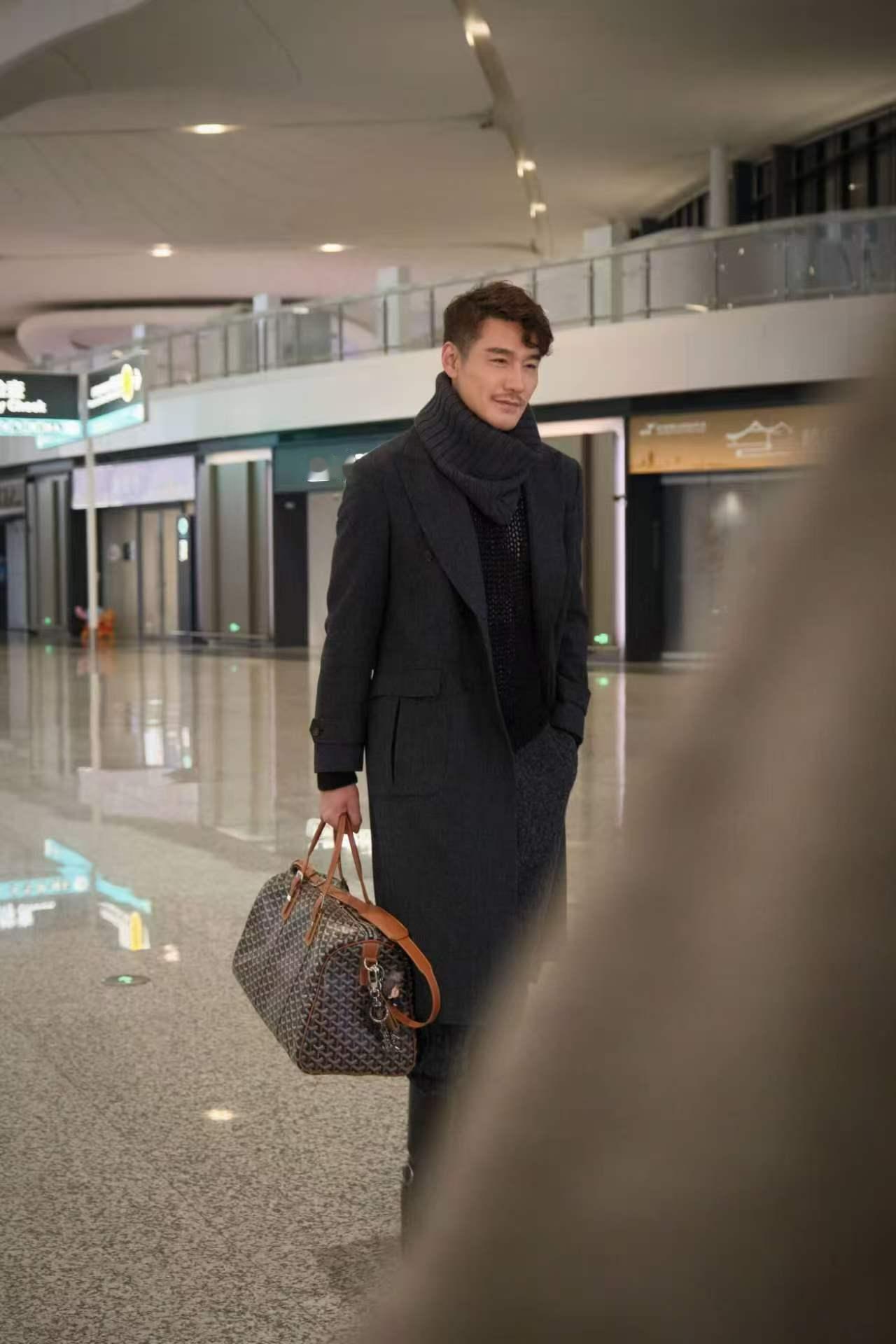 胡兵毛秋裤外穿走机场胡兵现身机场，将秋裤外穿作为搭配亮点。整体造型简约利落，气