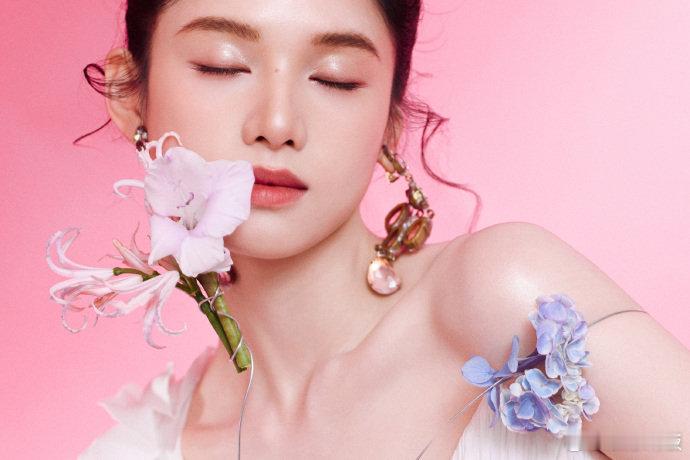 张婧仪月光女神张婧仪今晚的白裙造型太让人惊喜了！裙摆随步伐轻扬，灵动得像裹着月