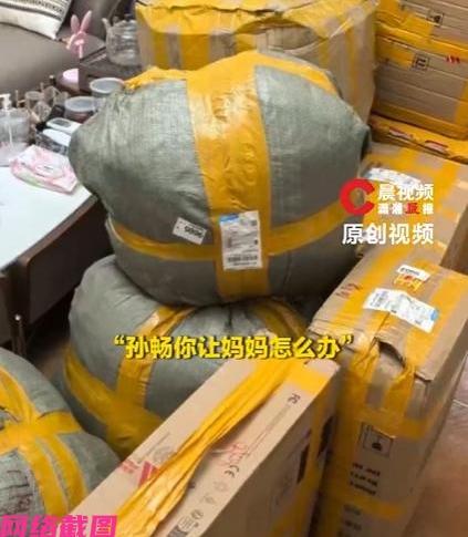 武汉高校某女生现在毕业了，于是从武汉学校往安徽老家这里，寄了自己十二个包裹的东西