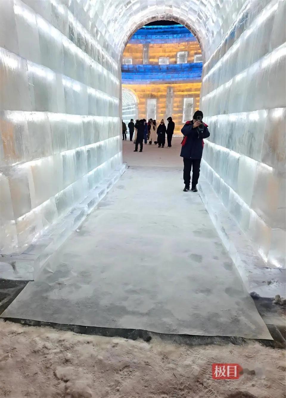 哈尔滨冰雪大世界有多宠游客：结冰路面铺棉纸，这波操作暖到骨子里！-20℃的
