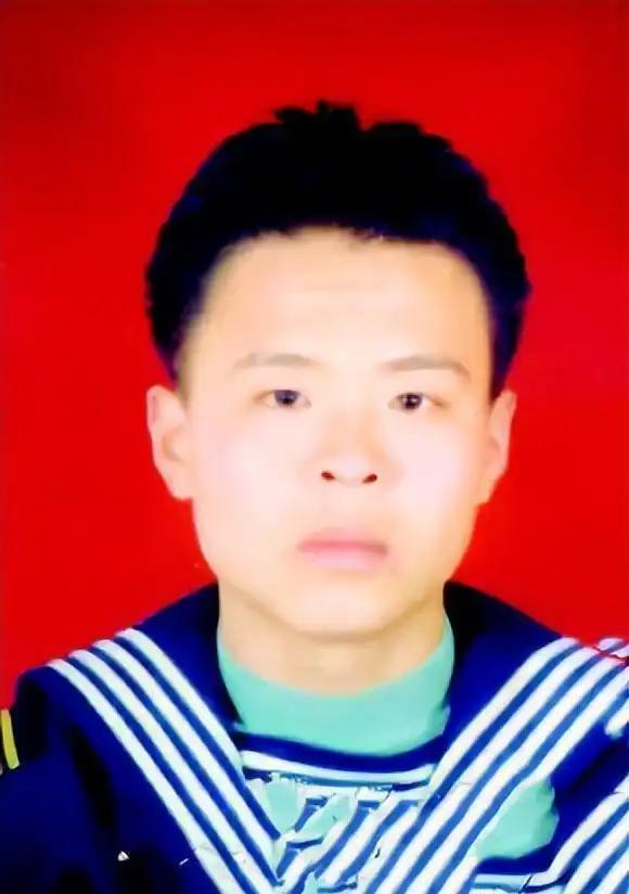 海军战士王永波在执行任务途中，舰艇意外起火。危急时刻，他奋勇上前救火，全身烧伤面