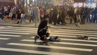 真可怕。见人就砍，四死五伤。12月19日下午，台北市一地铁口附近发生随机杀人