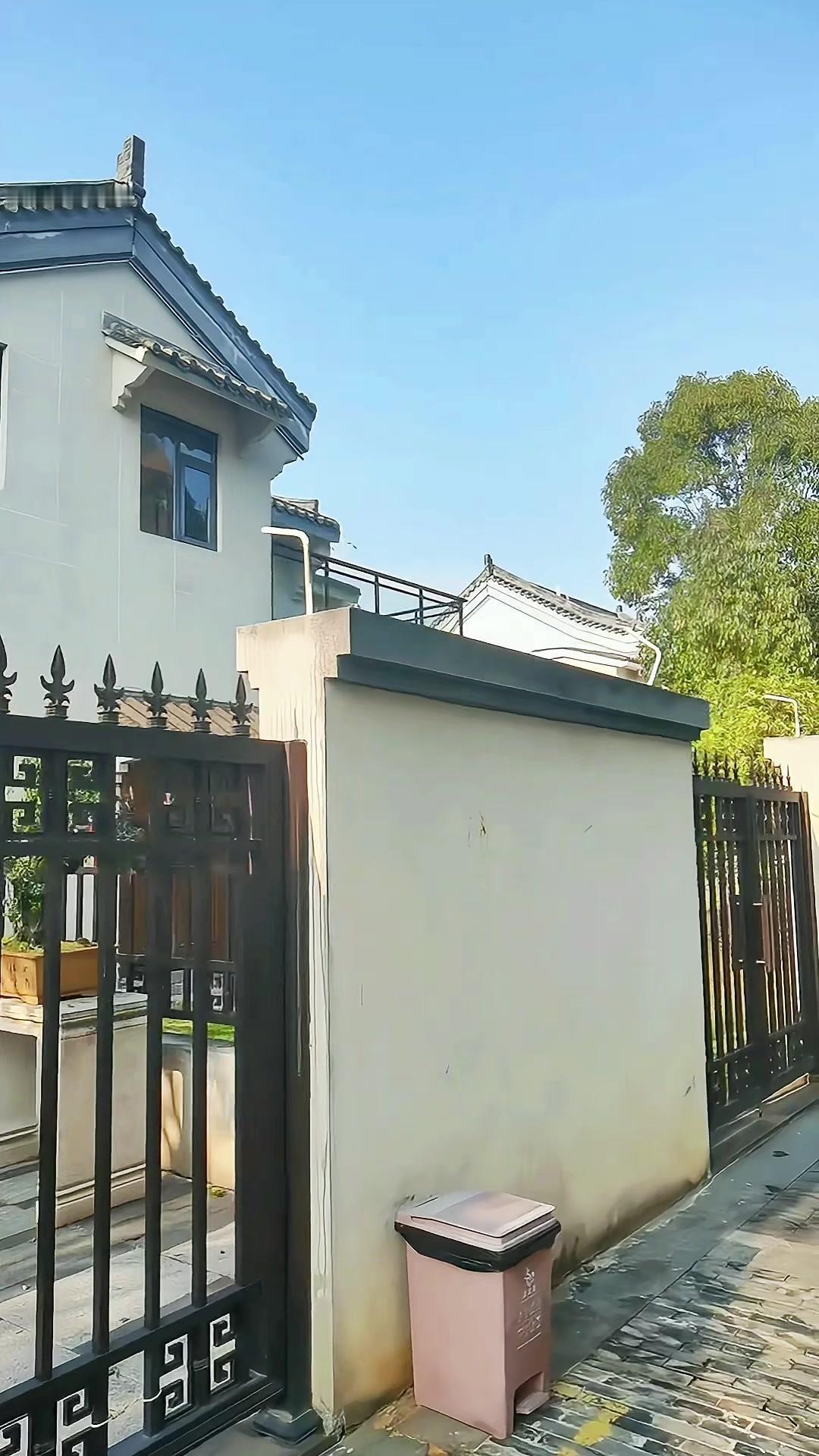 🏞️最让人心动的是后花园，虽然还没打造，但已经能想象出钓鱼的悠闲场景，生活感直