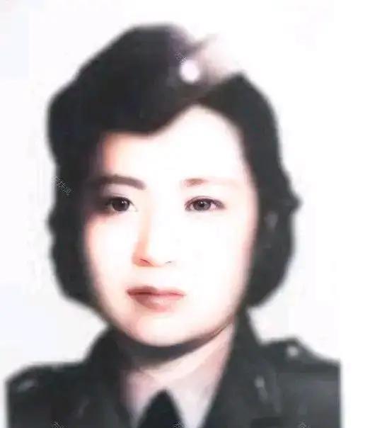 1951年，叶亚华在澳门街头要饭无果，无奈在牌子上写道：“我是抗日名将王铭章的遗