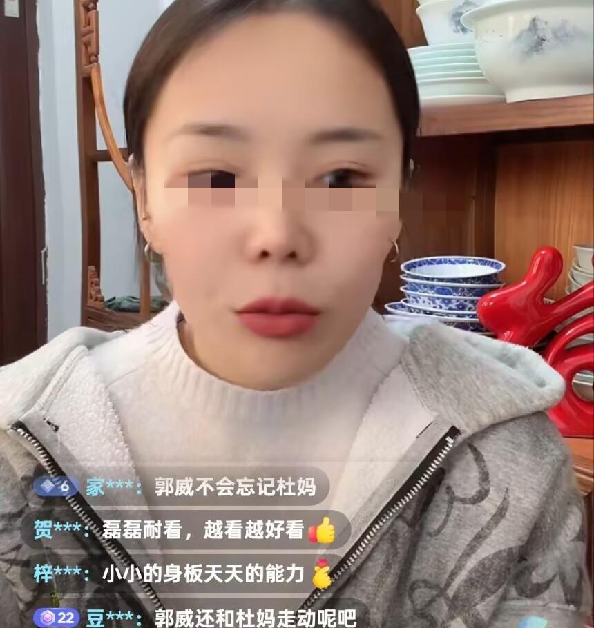 在直播间翻脸了，小熊直接拍桌子：我和郭威，根本不是一家人。有人问郭威带老杜旅游