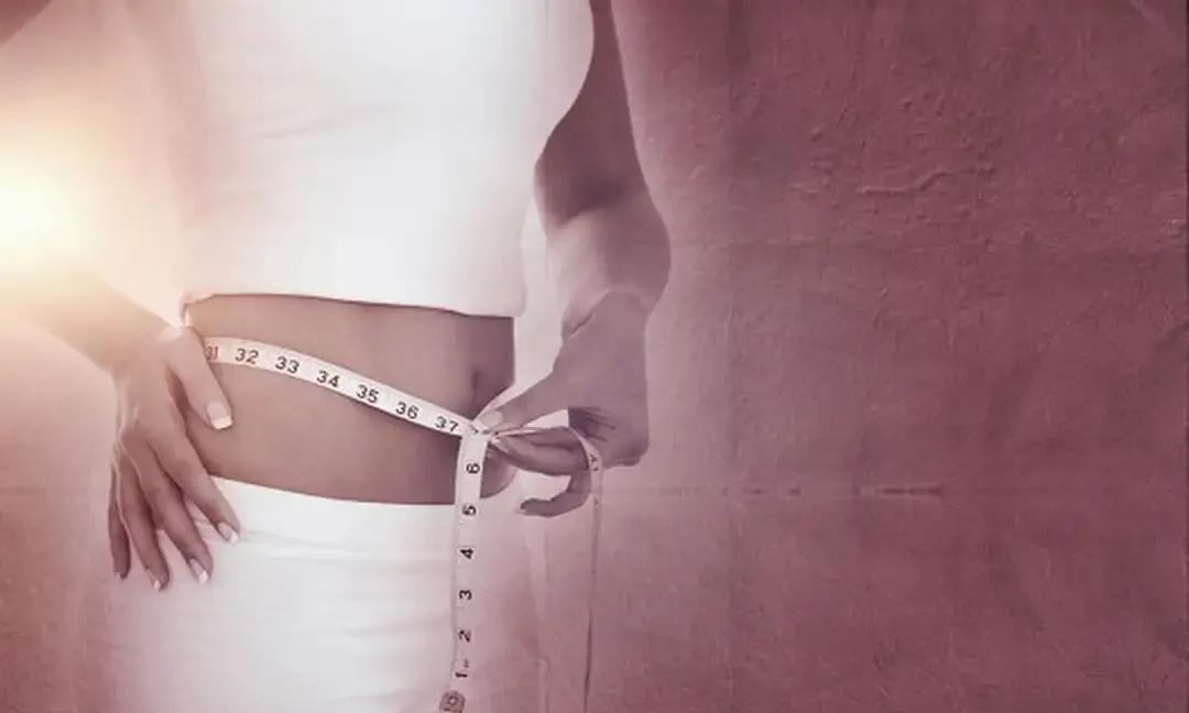 我们单位那个50多岁富婆同事，干的事实在让人反感我们办公室有个50多岁的女同