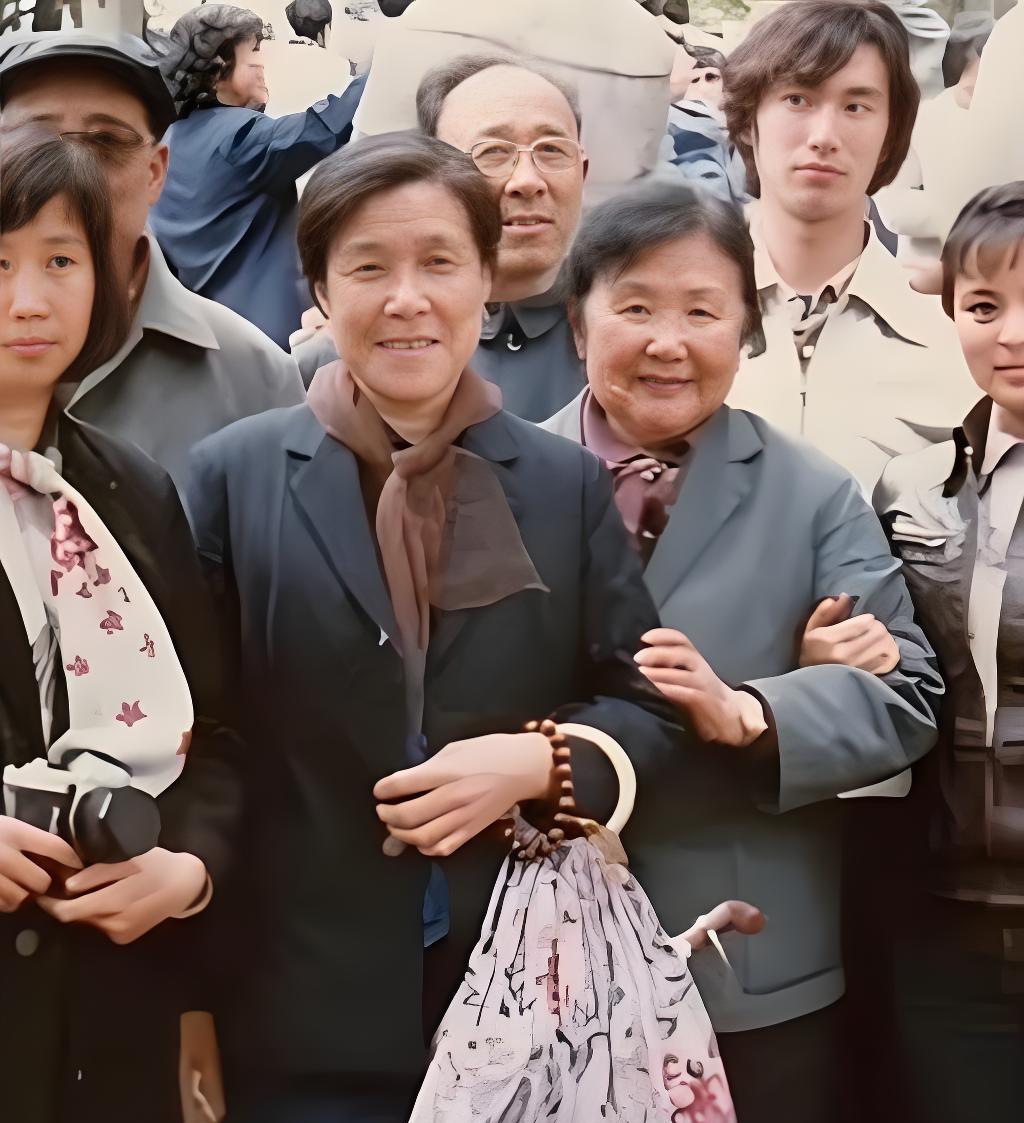 “刘姥姥”沙玉华和“贾母”李婷，一张罕见的合影，这张珍贵合影拍摄于87版《红楼梦