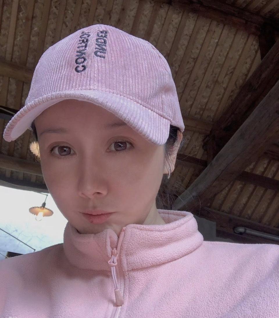 更绝的是她补刀：“说我是男人也不为过，本想做大哥的女人，结果活成女人心中的大哥”