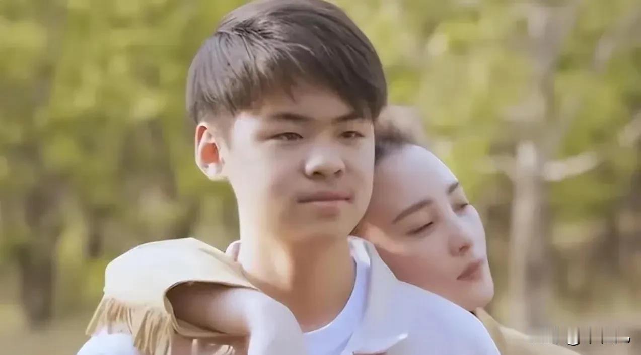 孙俪儿子化个妆就可以演甄嬛了到蒋勤勤儿子这儿就不灵了对比一下，蒋勤勤的儿子一