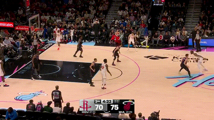 火箭巨星杜兰特竟然化身为了一名喂饼大师！在今天火箭客场挑战热火的比赛中，当时比赛