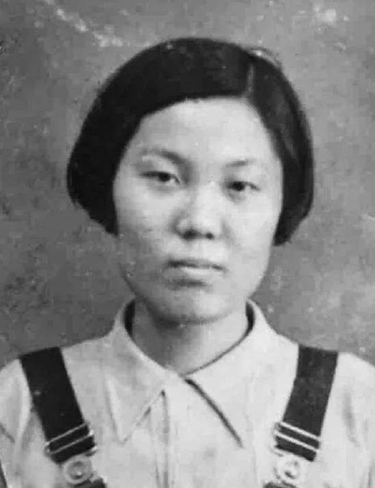 1946年，我党特工钟琪身份暴露，听着渐渐逼近的脚步声，钟琪夫妻俩对视一眼，把2