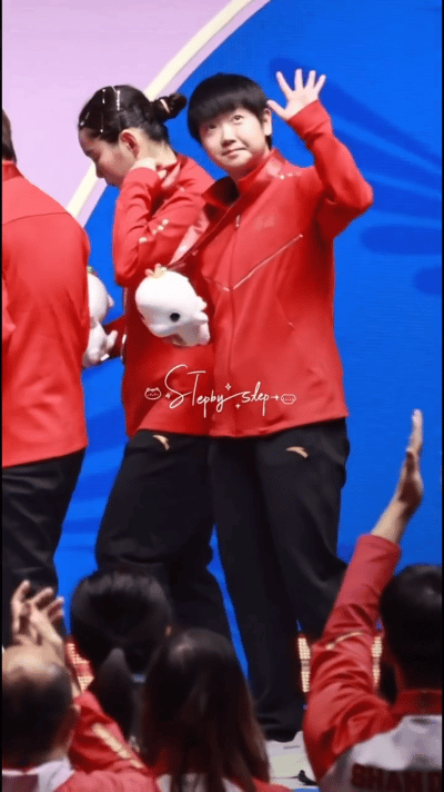 再一次看到孙颖莎的格局和坦荡，她允许别人发光，但从不担心别人的光会减弱自己的光。