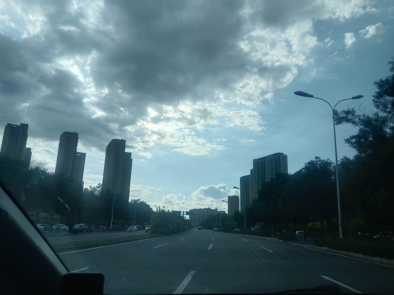 她翘着腿玩手机："房子车子都给你，我只要孩子。"我摇头："我可以净身出户，但孩子