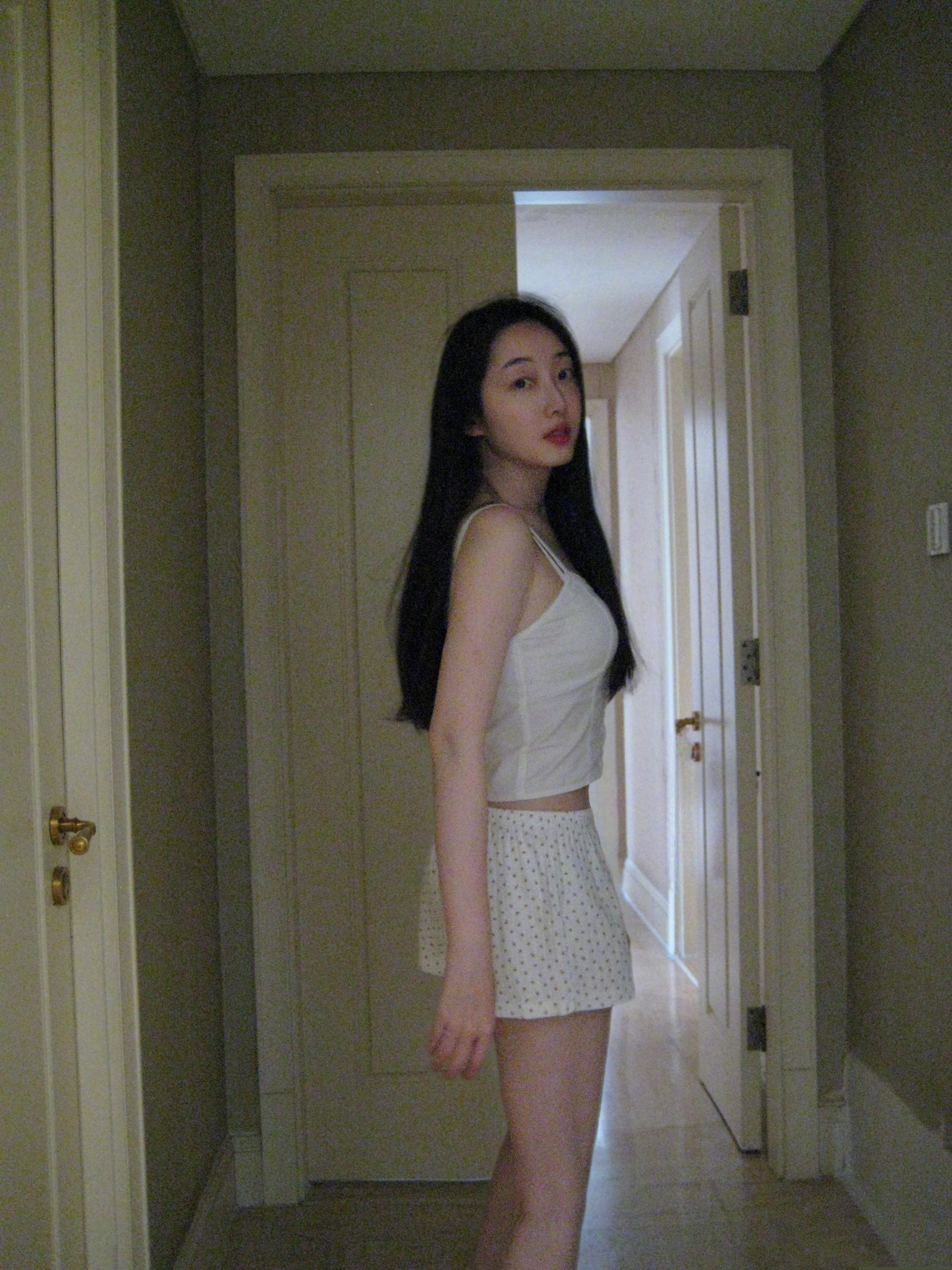 蒋梦婕甜美私服，白色吊带，轻柔甜美​​​