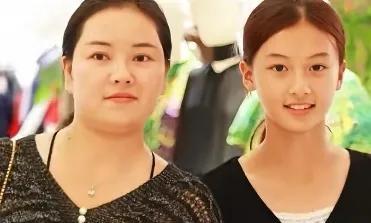 15岁的河南南阳女孩七七，逛街被拍的素颜视频三天点赞破14万。国内多家头部MC