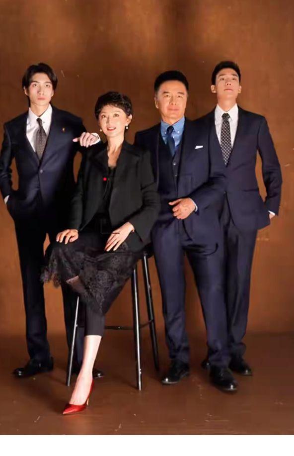 谁能想到许亚军这一家子，合照气场直接拉满！全套正装出镜氛围感十足，妻子张澍坐在C