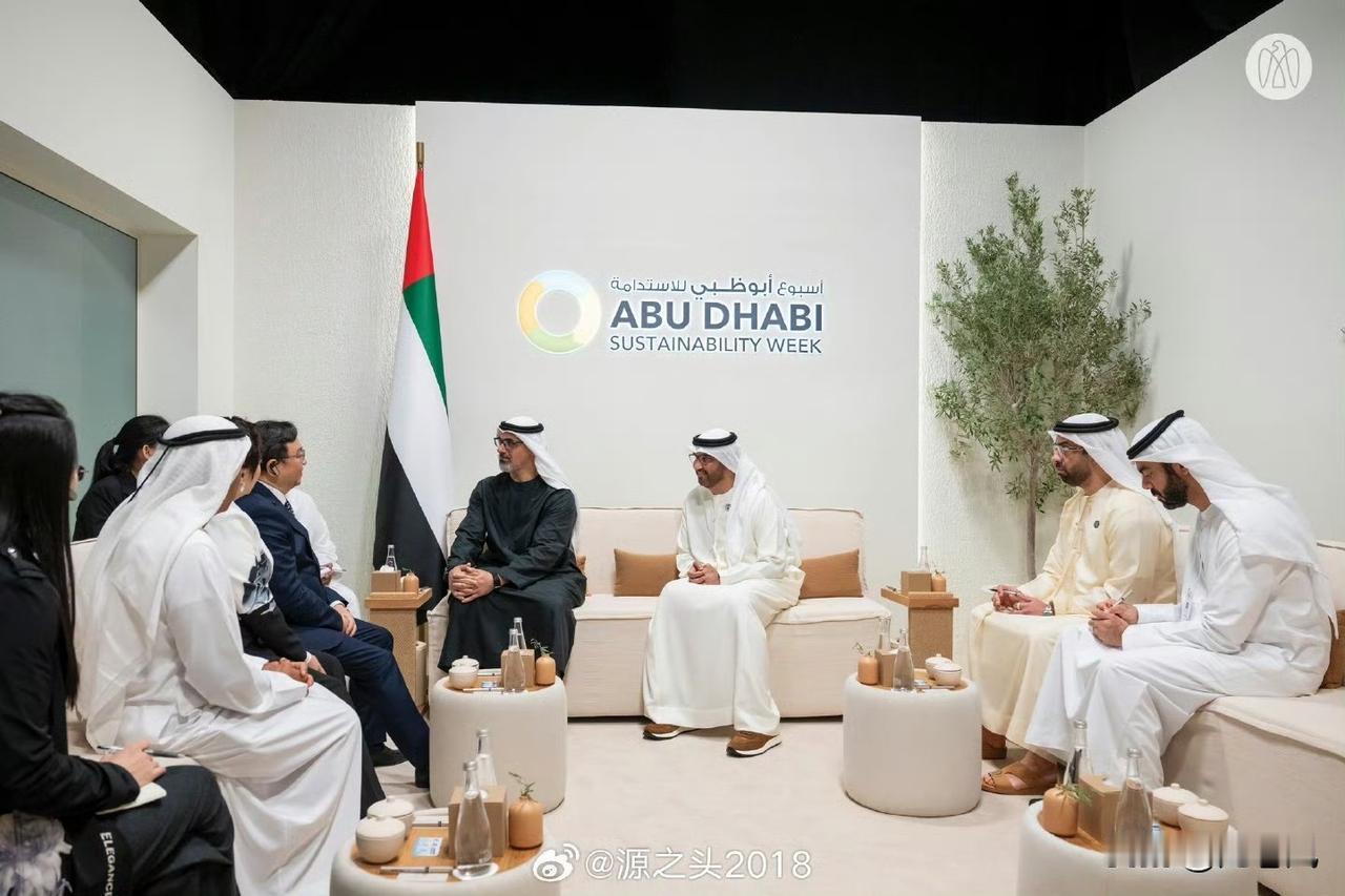 阿布扎比王储会见比亚迪王传福一行。比亚迪要帮助中东实现碳中和碳达峰，能源转型。