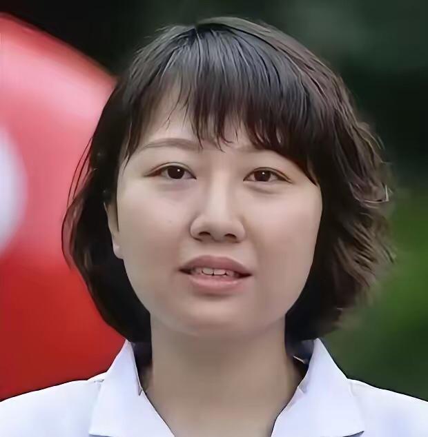 副院长入职一年多，凭外形与权力“霍霍”数人；曾医生虽年届中年、身材走样，气质却赢